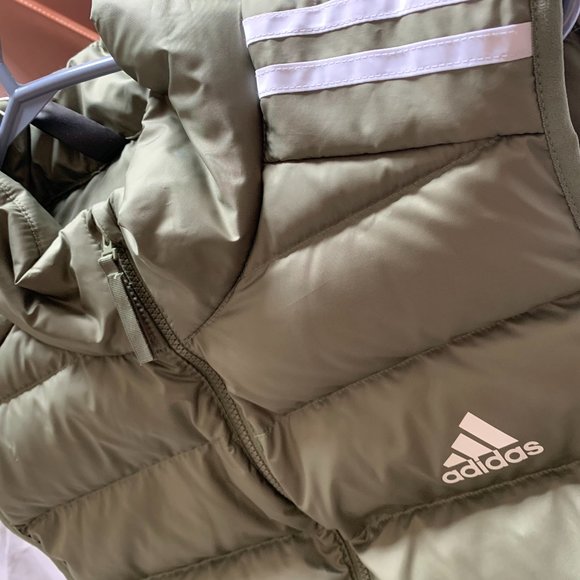 ADIDAS essentials Green Women's light down vest: Size Large - Picture 2 of 3
